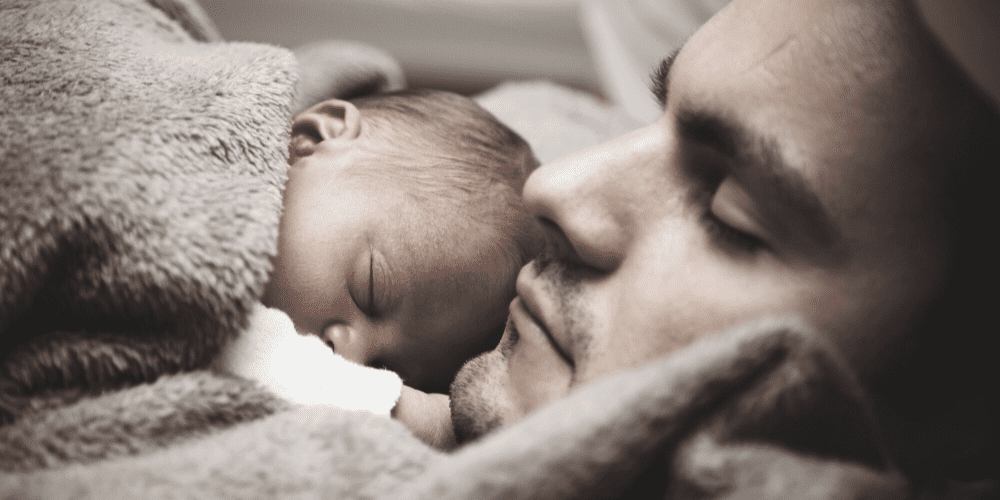 Papa Bonding mit Neugeborenem