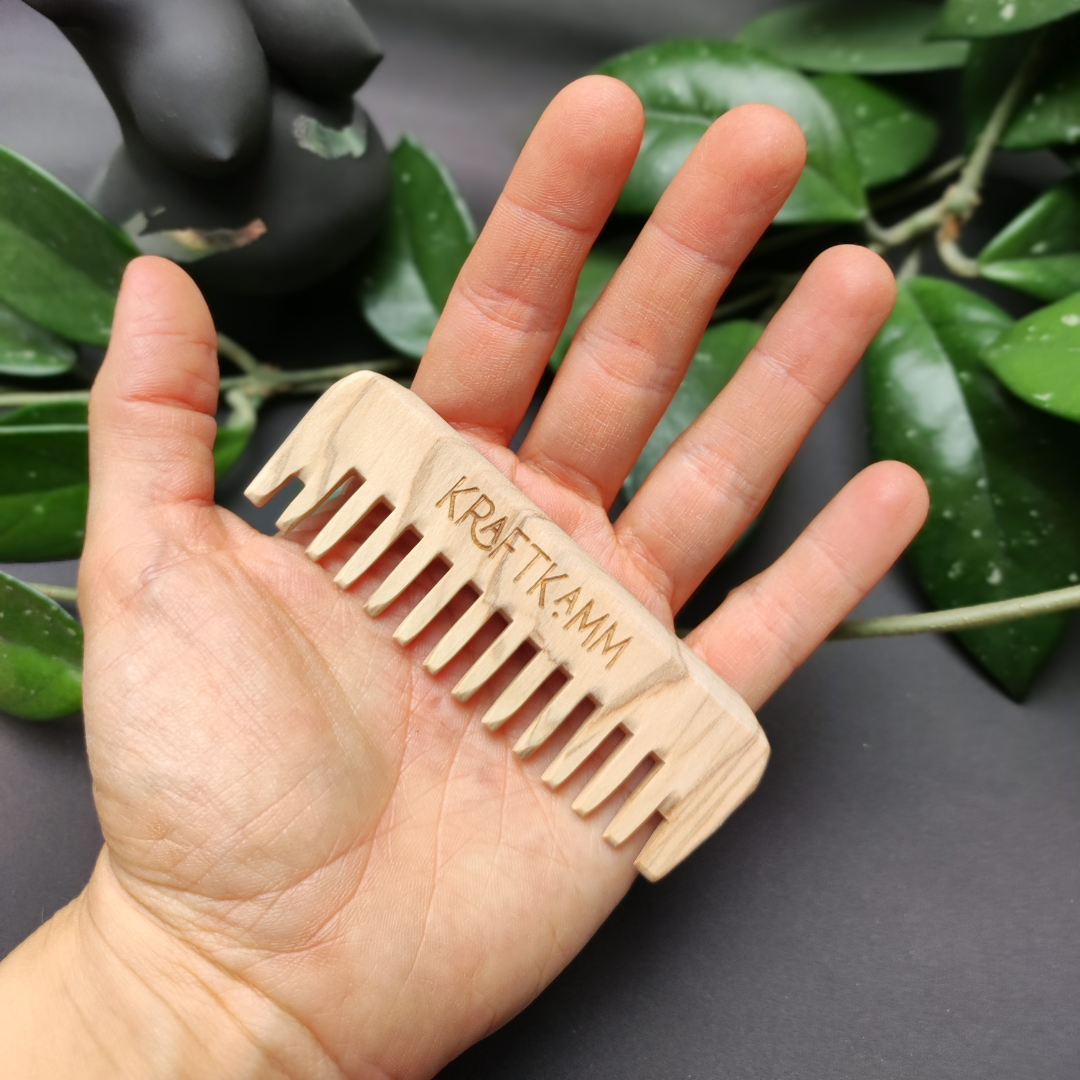 Kleiner KraftKamm aus Olivenholz