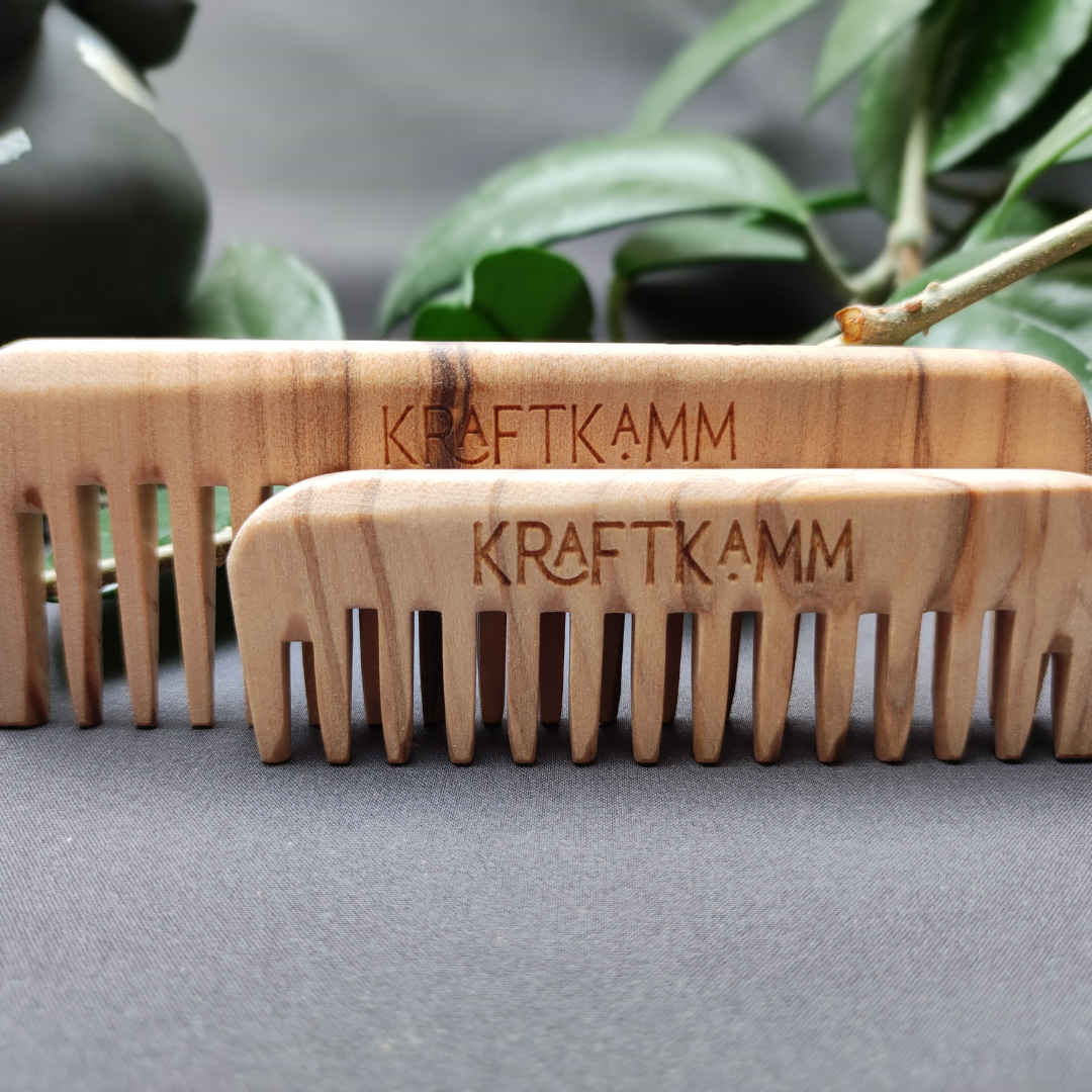 KraftKamm aus Olivenholz im Größenvergleich